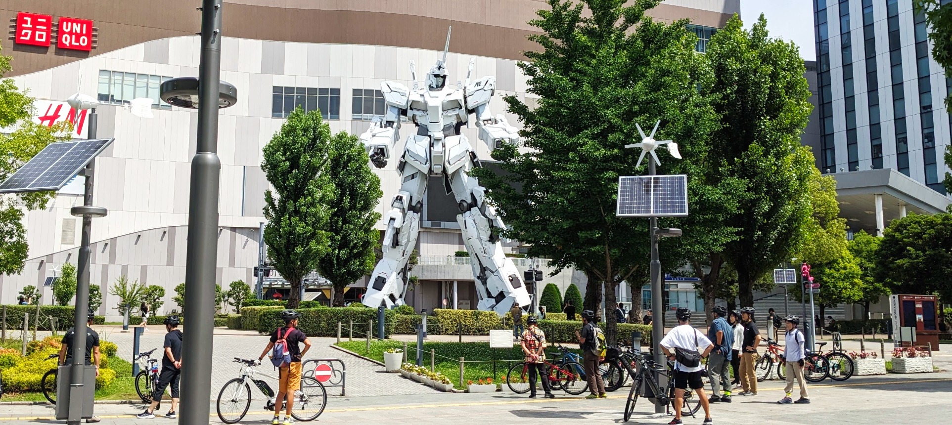 海風が爽快なコースの風景(ガンダム立像)